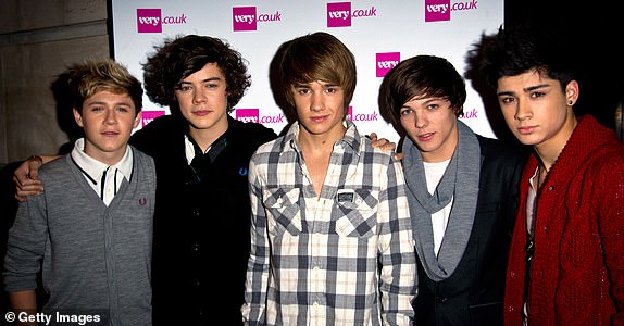 LONDON, ENGLAND - NOVEMBER 24:  (L-R) Niall Horan, Harry Styles, Liam Payne, Zayn Malik and Louis Tomlinson of 'One Direction' attends the Very.co.uk Christmas Catwalk Show at Victoria House on November 24, 2010 in London, England.  (Photo by Ian Gavan/Getty Images)