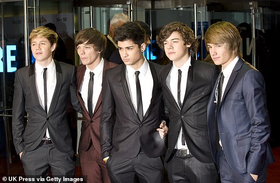 (L-R) Niall Horan, Louis Tomlinson,Zayn Malik, Harry Styles And Liam Payne Of 'One Direction' Arriving For The Royal Premiere Of The Chronicles Of Narnia: The Voyage Of The Dawn Treader At The Odeon Leicester Square, Central London. (Photo by John Phillips/UK Press via Getty Images)