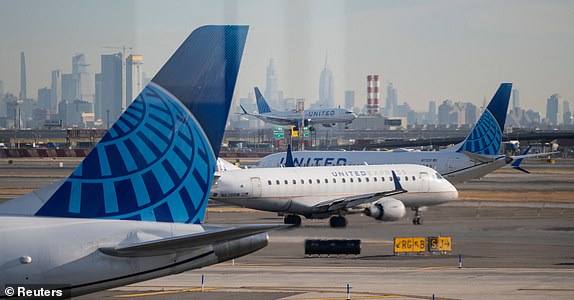 United Airlines planes land and prepare to take off at Newark Liberty International Airport during the week of Thanksgiving in Newark, New Jersey, U.S. November 27, 2024.  REUTERS/Vincent Alban